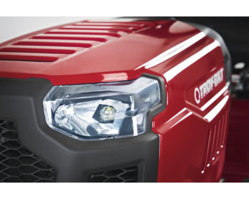 Gros plan du phare d''un tracteur de pelouse Troy-Bilt