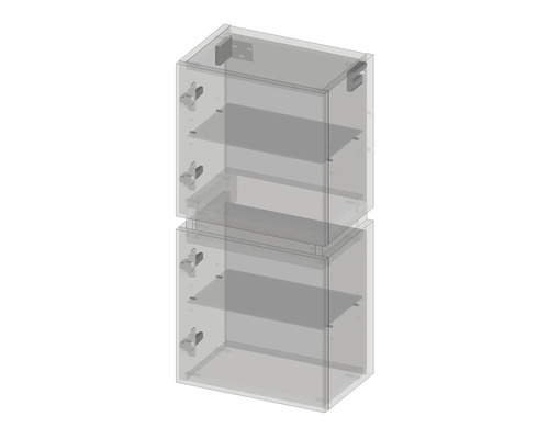 Deux étagères de rangement transparentes avec tablettes réglables.