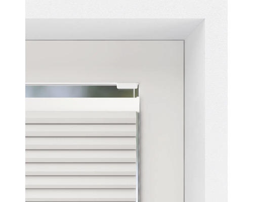 Detailansicht eines Fensterrahmens mit Plissee