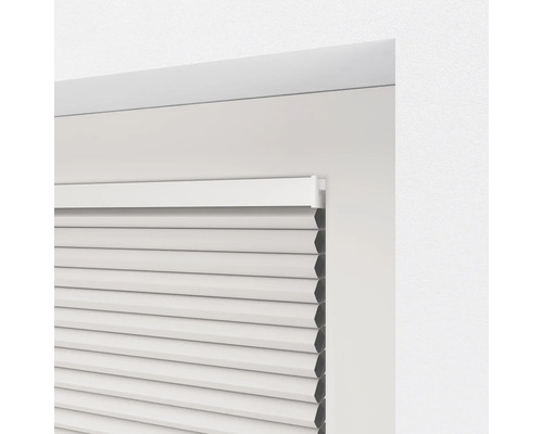 Detailansicht eines Plissees am Fenster