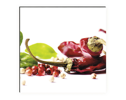 Arrangement de piments, de feuilles et de grains de poivre