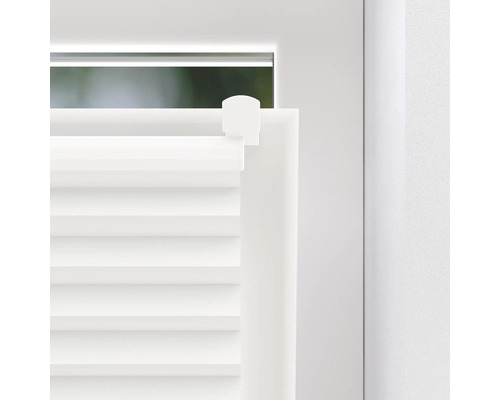 Gros plan d''un store plissé blanc sur une fenêtre