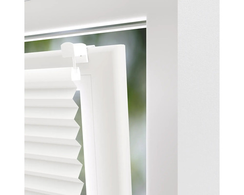 Gros plan d''un store plissé blanc pour fenêtre