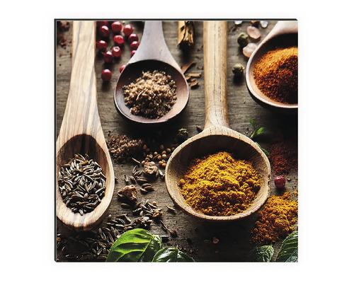 Image décorative avec des épices dans des cuillères en bois sur une table