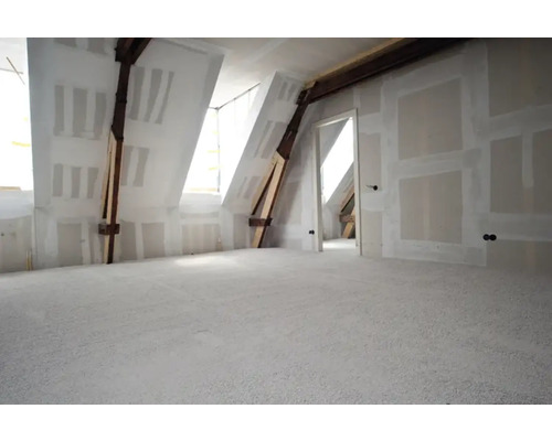 Grenier aménagé avec plaques de plâtre, poutres en bois et chape.