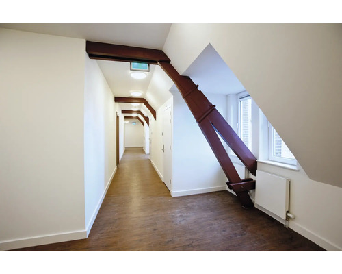 Couloir avec poutres en bois et plafonniers