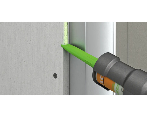 Düse einer Kartuschenpistole füllt eine Fuge mit Dichtstoff