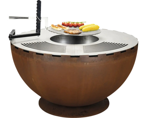 Kugelgrill mit Grillgut wie Würstchen, Mais und Tomaten