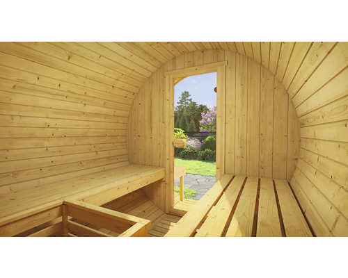 Vue intérieure d''un sauna en forme de tonneau en bois avec des bancs et vue sur un jardin
