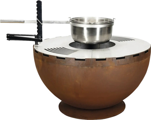 Feuerstelle mit Schwenkarm und Kessel zum Kochen im Freien