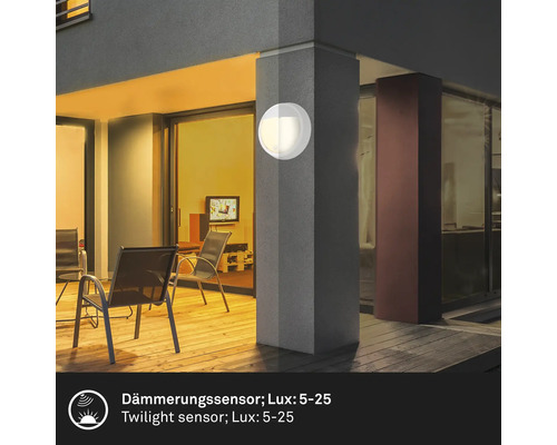 Runde Aussenleuchte an einer Säule mit Dämmerungssensor