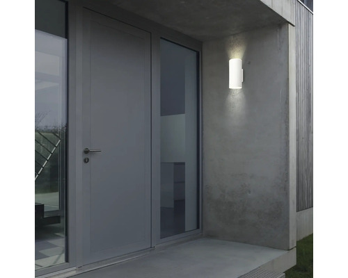 Szene mit Außentür und beleuchteter Wandleuchte