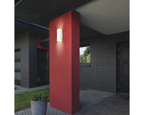 Moderne Aussenwandleuchte aus Metall an einer Hauswand montiert