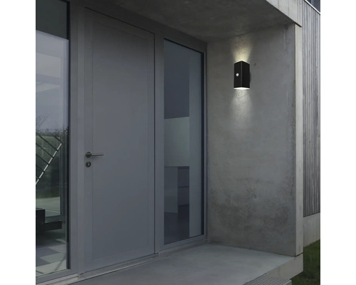 Moderne Hausfassade mit Haustür und montierter Aussenleuchte mit Bewegungsmelder