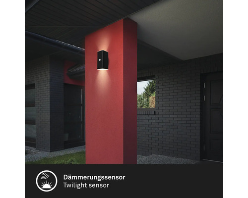 Aussenwandleuchte mit Dämmerungssensor an einer Hauswand
