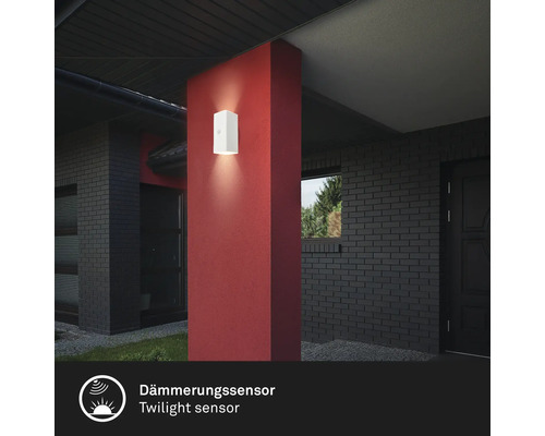 Aussenwandleuchte mit Dämmerungssensor an einer Hauswand