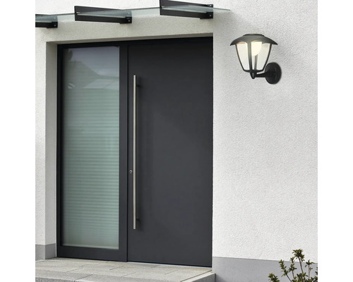 Moderne Haustür mit Griff und Glasvordach sowie einer Aussenleuchte