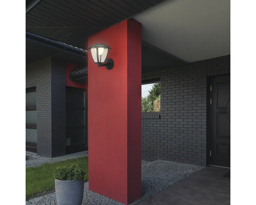 Aussenansicht eines Hauses mit einer schwarzen Wandleuchte.