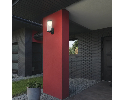 Aussenansicht eines Hauses mit einer modernen Wandleuchte am Pfeiler