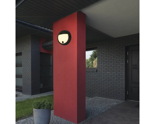 Aussenansicht eines Hauses mit einer runden Wandleuchte an einer Säule.