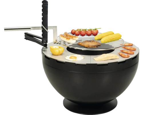 Kugelgrill mit Grillgut wie Wurst, Steak, Mais, Tomaten und Garnelen.