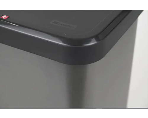 Vue détaillée d''une poubelle à pédale avec le logo Rotho et la croix suisse