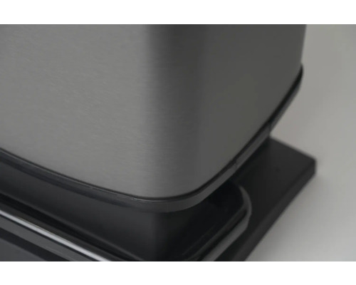 Vue détaillée d''une poubelle en métal et plastique