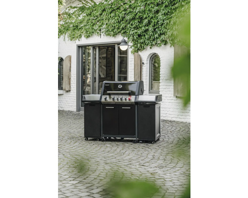 Chariot de grill avec portes et roues à l''extérieur.