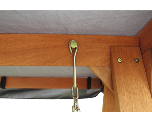 Vue détaillée d''une balançoire de jardin avec crochets et chaîne