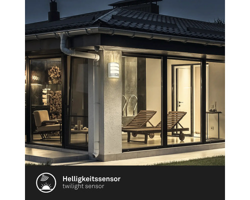 Aussenansicht eines Hauses mit beleuchteter Wandleuchte und Helligkeitssensor
