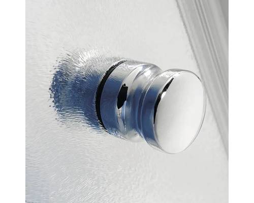 Detailaufnahme eines runden, silberfarbenen Türknaufs an einer Glastür