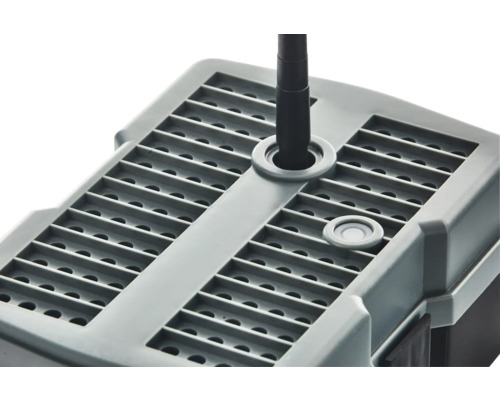 Detailaufnahme eines Teichfilters mit Abdeckung und Anschlüssen