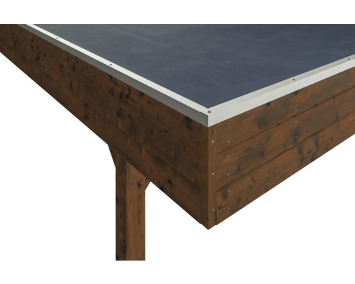 Dach eines Holzhauses mit Bitumenabdichtung und Metallabschluss