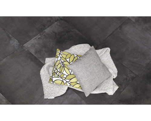 Sol carrelé avec coussins et couverture