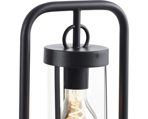 Detailansicht einer schwarzen Laterne mit Glühbirne