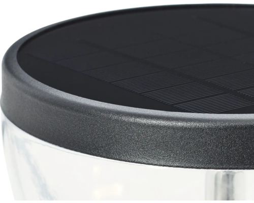 Gros plan d''une lampe solaire avec panneau solaire