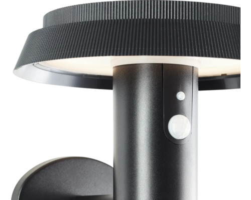 Nahaufnahme einer schwarzen Wandleuchte mit Bewegungsmelder