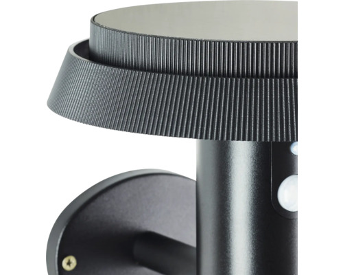 Detailaufnahme einer Aussenwandleuchte mit Bewegungsmelder