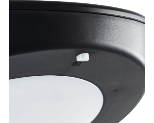 Detailansicht einer Lampe mit einem Schalter in der Aus-Position.