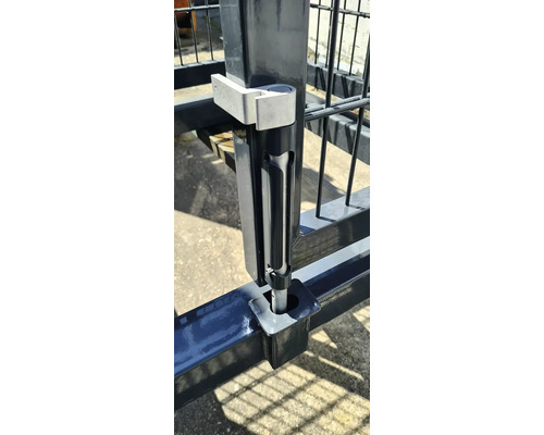 Vue détaillée d''un verrou de clôture pour sécuriser une clôture de jardin.