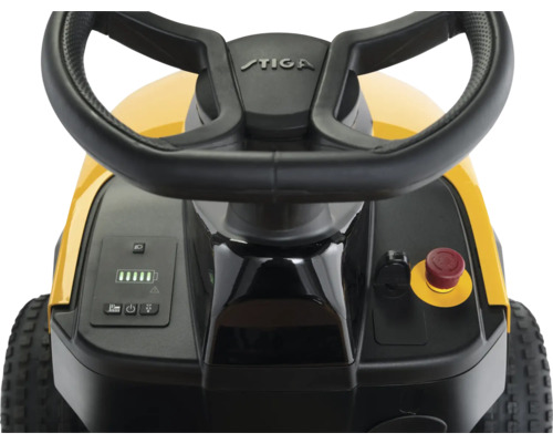 Gros plan sur les commandes et le volant d''une tondeuse autoportée jaune de la marque Stiga