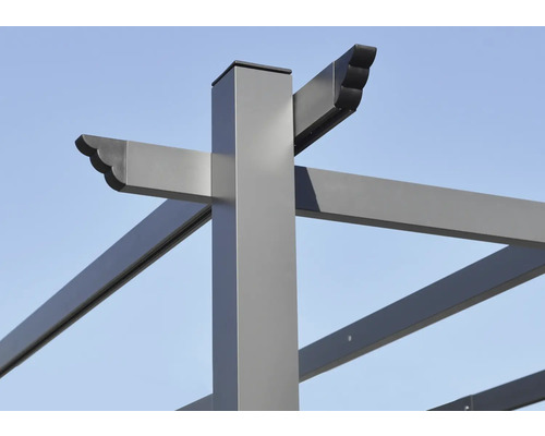 Detailansicht einer grauen Pergola Konstruktion.