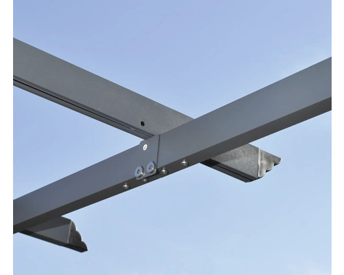 Detailaufnahme eines Pergola-Rahmens aus Aluminium
