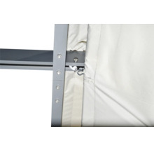 Detailansicht eines Pavillons mit Metallrahmen und Stoffvorhang