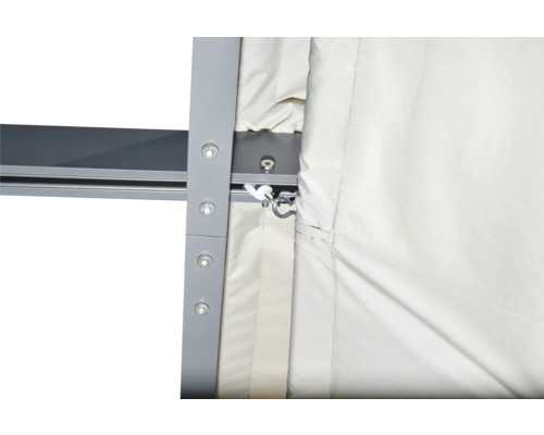 Detailansicht eines Pavillons mit Metallrahmen und Stoffvorhang