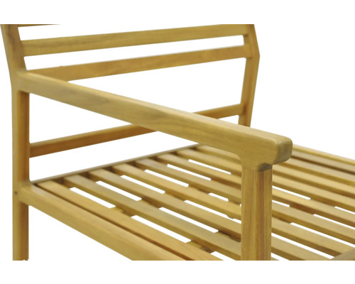 Detailaufnahme eines Holzstuhls mit Armlehne und Lattenrost