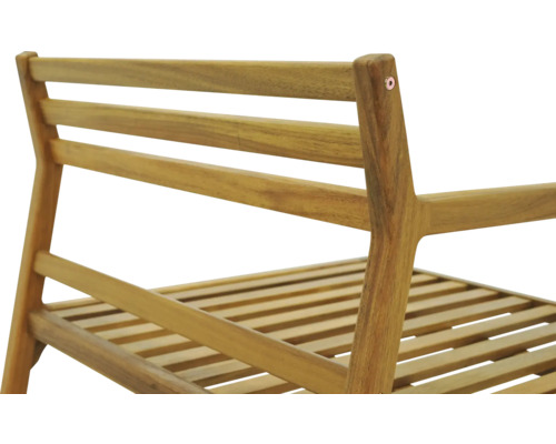 Detailansicht eines Holzarmlehnstuhls mit Lattenstruktur für den Aussenbereich