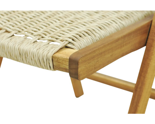 Detailansicht eines Holzstuhls mit Rattan-Sitzfläche