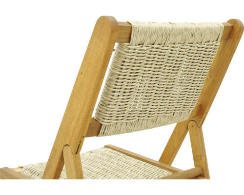 Detailansicht eines Holzliegestuhls mit geflochtener Sitzfläche und Rückenlehne