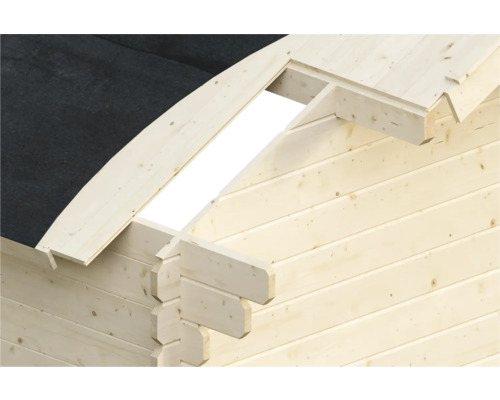 Vue détaillée d''une maison en bois avec structure de toit